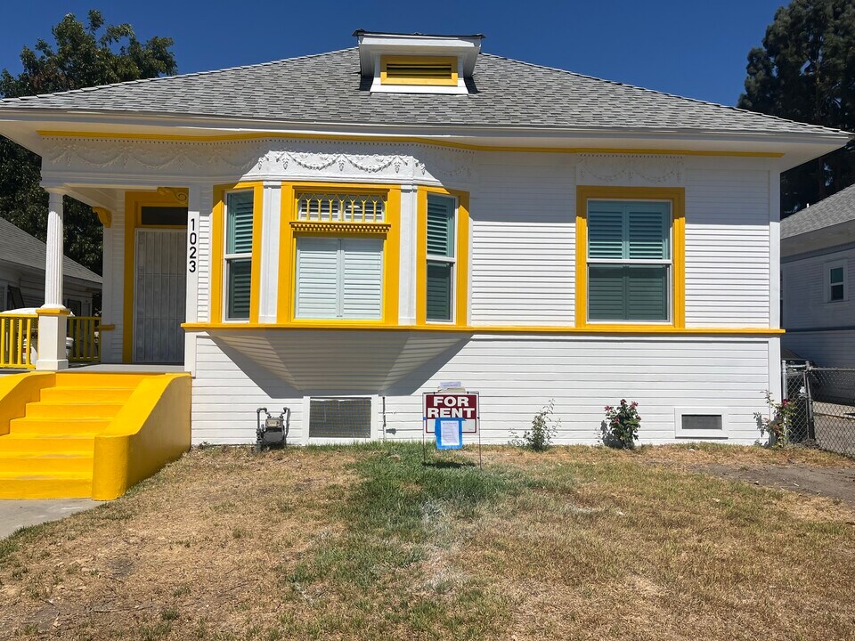 1023 E 27th St in Los Angeles, CA - Building Photo