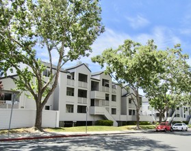 Lakewood Court Apartments in San Jose, CA - Building Photo - Building Photo