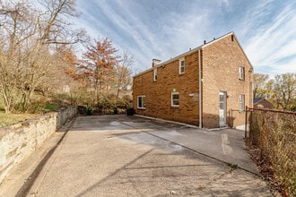 3203 Hebron Dr in Pittsburgh, PA - Foto de edificio - Building Photo