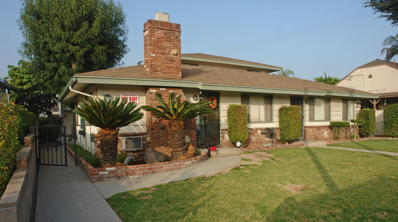 211 W Center St in Covina, CA - Building Photo