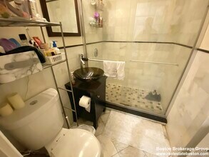 174 Bolton St, Unit #3 in Boston, MA - Foto de edificio - Building Photo