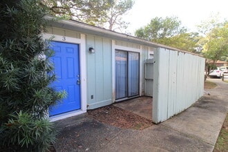 6810 Tiki Ln in Pensacola, FL - Building Photo - Building Photo