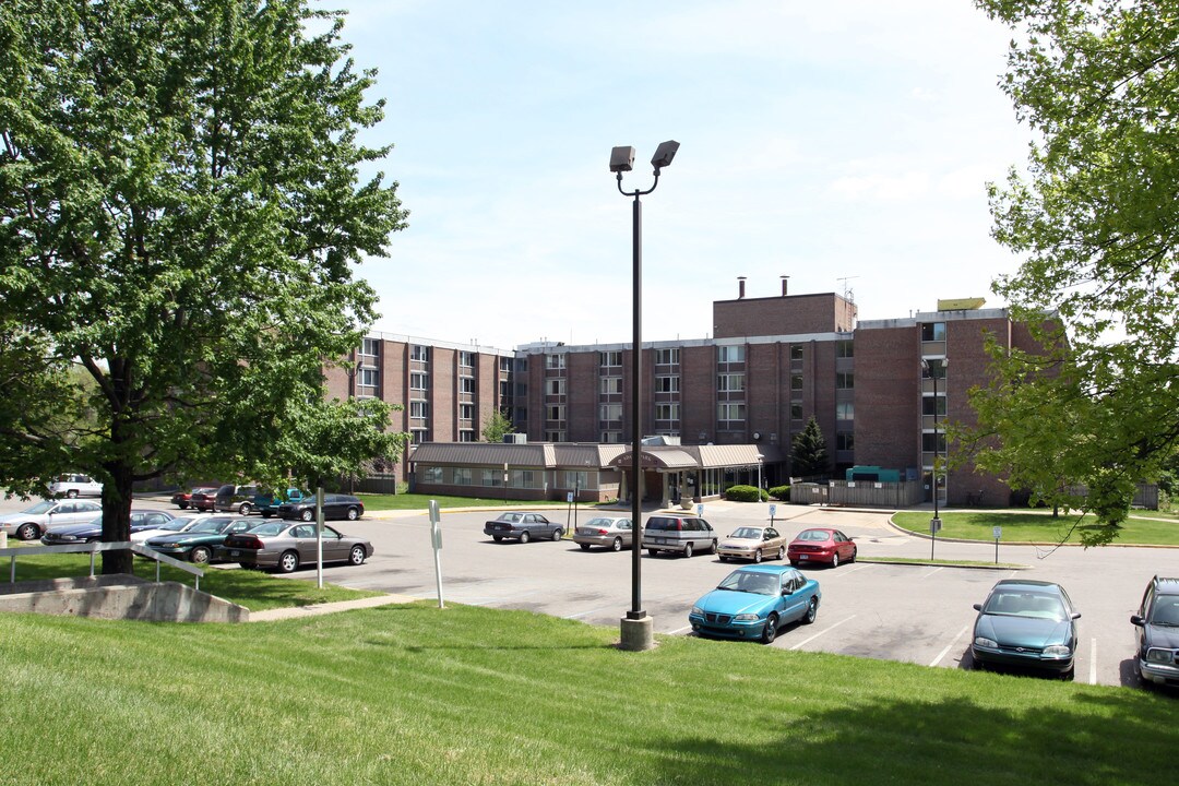 Adams Park Apartments in Grand Rapids, MI - Foto de edificio