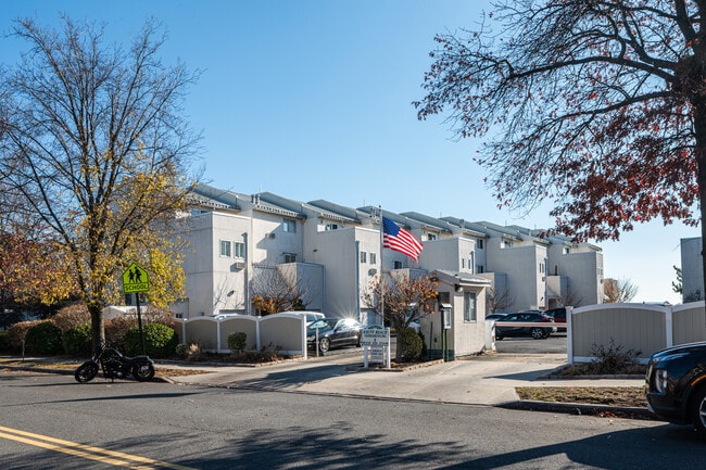 White Beach Condos in Bronx, NY - Foto de edificio - Building Photo