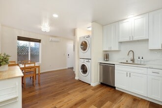 3722 Ben St, Unit 2 in San Diego, CA - Foto de edificio - Building Photo