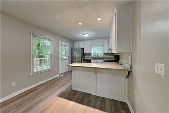 1675 Cedar Grove Dr in Marietta, GA - Foto de edificio - Building Photo