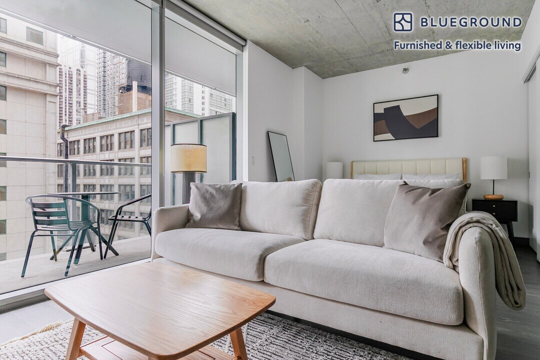 60 E Randolph St in Chicago, IL - Building Photo