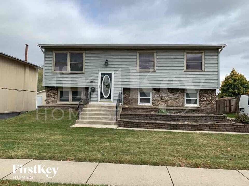 20037 Orchard Ave in Lynwood, IL - Foto de edificio