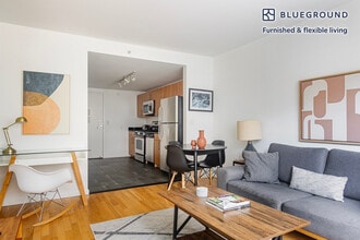 4-75-75 48th Ave in Queens, NY - Foto de edificio - Building Photo