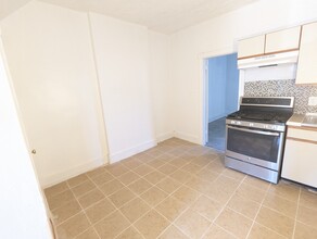 5833 Crittenden St, Unit 1F in Philadelphia, PA - Foto de edificio - Building Photo