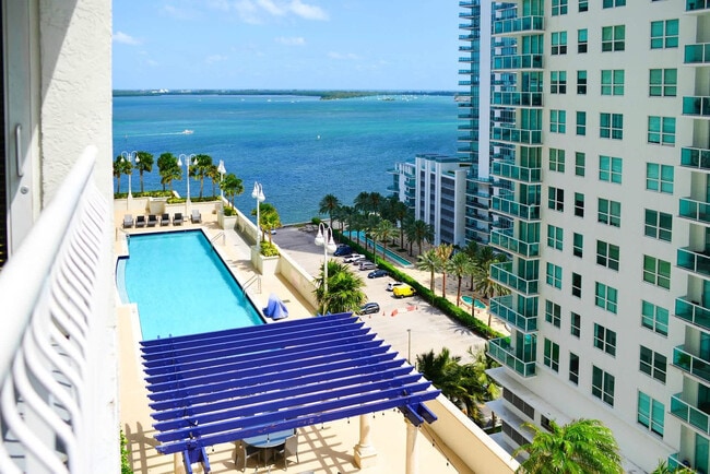 1200 Brickell Bay Dr in Miami, FL - Foto de edificio - Building Photo