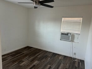 215 Hemlock Ave in Manteca, CA - Foto de edificio - Building Photo