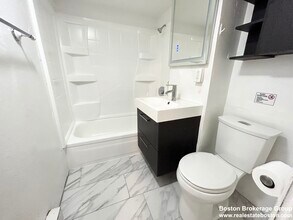 7 Warwick St, Unit 1o in Boston, MA - Foto de edificio - Building Photo