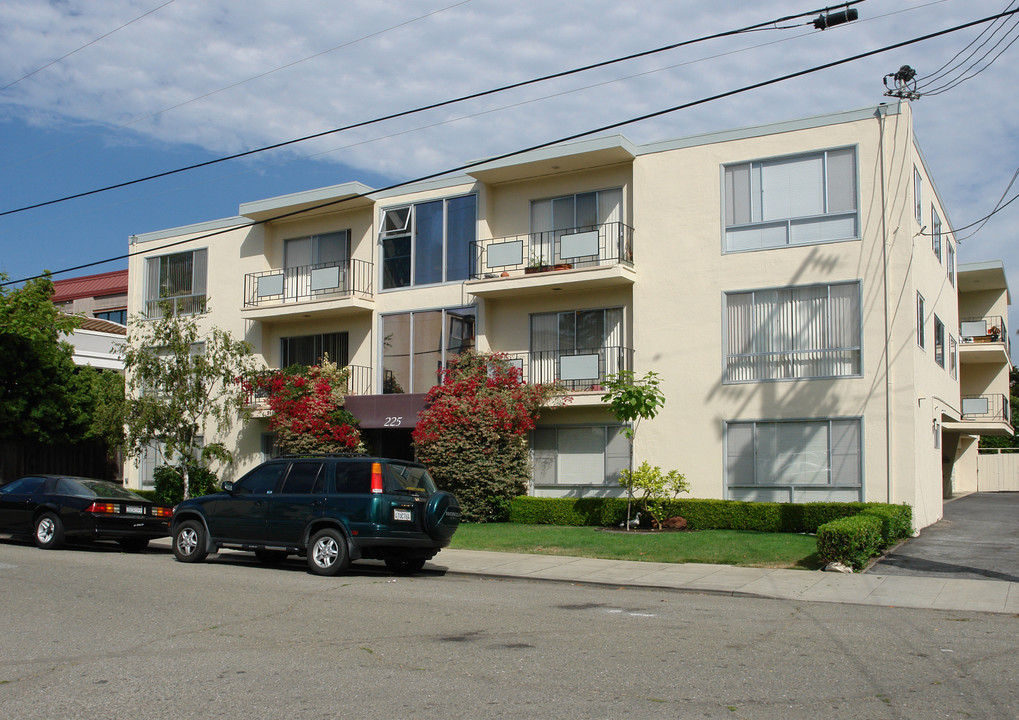 225 Catalpa St in San Mateo, CA - Foto de edificio