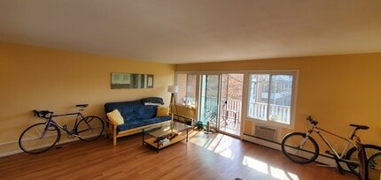 2248 N Triphammer Rd, Unit 2 in Ithaca, NY - Foto de edificio - Building Photo