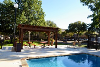 Hulen Gardens Apartments in Fort Worth, TX - Foto de edificio - Building Photo