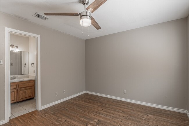 2404 Sycamore Ave in Huntsville, TX - Building Photo - Building Photo