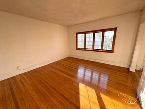 17 Upham St, Unit 2 in Malden, MA - Foto de edificio - Building Photo