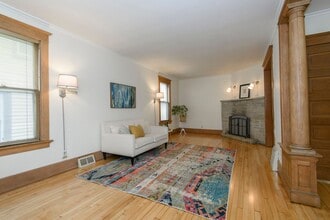 523 W College Ave in Waukesha, WI - Foto de edificio - Building Photo