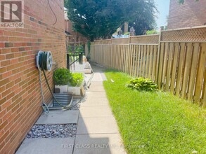 2884 Folkway Dr in Mississauga, ON - Building Photo - Building Photo
