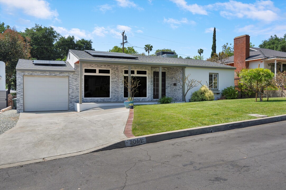 3061 Highview Ave in Altadena, CA - Foto de edificio