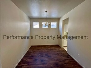 5016 Shadow Lake Dr in Bakersfield, CA - Building Photo - Building Photo