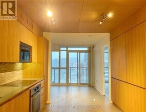 15 Iceboat Terr in Toronto, ON - Building Photo - Building Photo