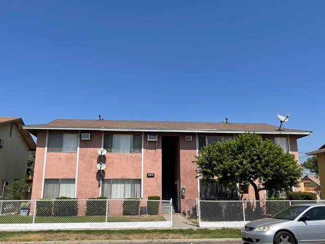 240 W South St in Rialto, CA - Building Photo