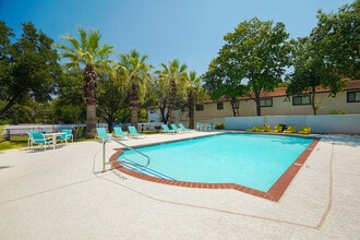 Establishment in Austin, TX - Foto de edificio - Building Photo