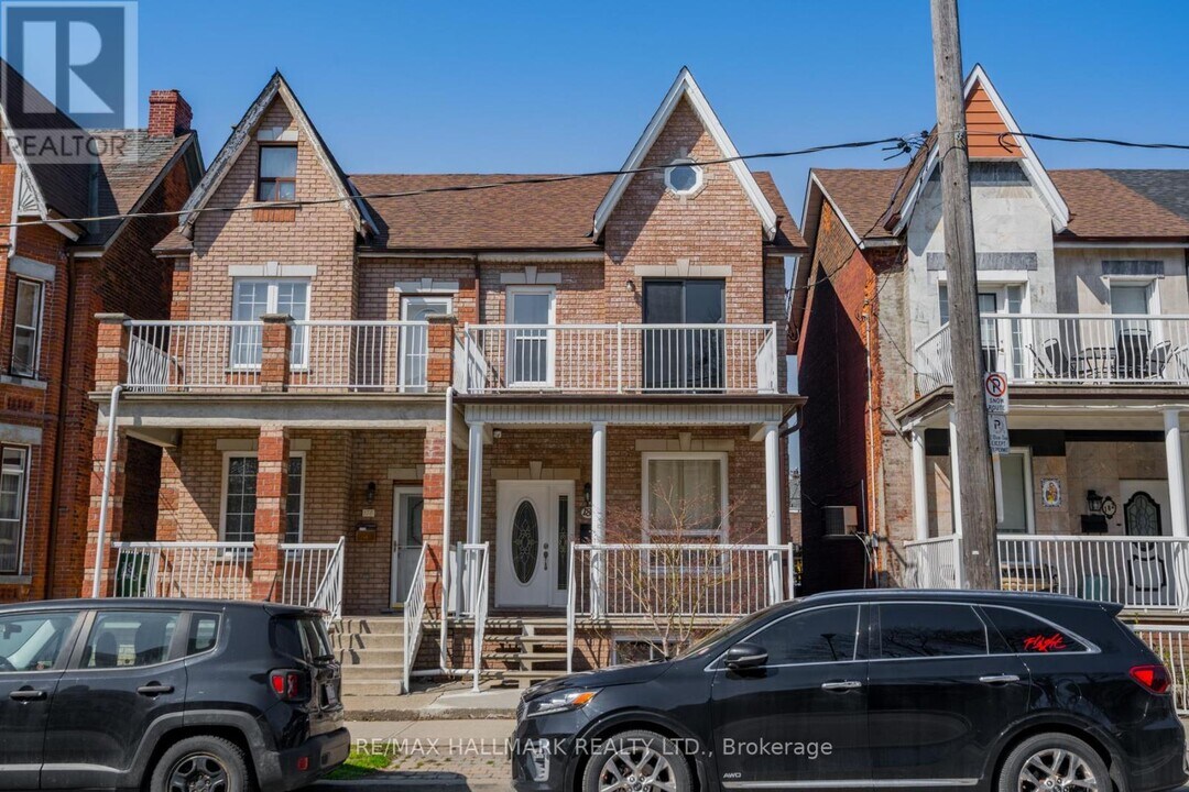 180 Lansdowne Ave in Toronto, ON - Building Photo