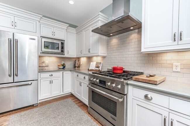 56 Waverley Ave in Newton, MA - Foto de edificio - Building Photo