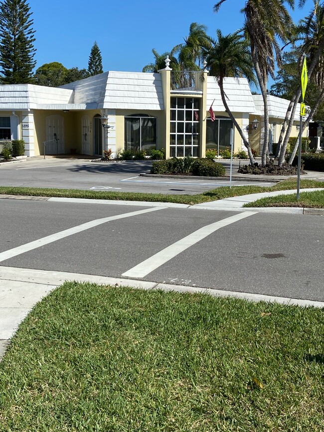 5879 Tidewood Ave in Sarasota, FL - Foto de edificio - Building Photo