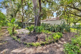 1100 El Rado St in Coral Gables, FL - Foto de edificio - Building Photo