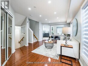 7 Dunlop Ct in Brampton, ON - Building Photo - Building Photo