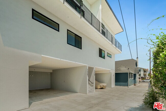 1339 N Kenmore Ave in Los Angeles, CA - Building Photo - Building Photo