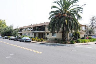 969 Clark Ave in Mountain View, CA - Foto de edificio - Building Photo