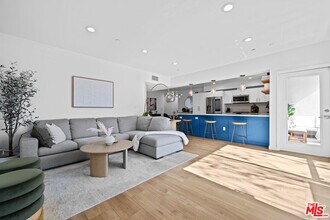 118 Kings Rd in Los Angeles, CA - Building Photo - Building Photo