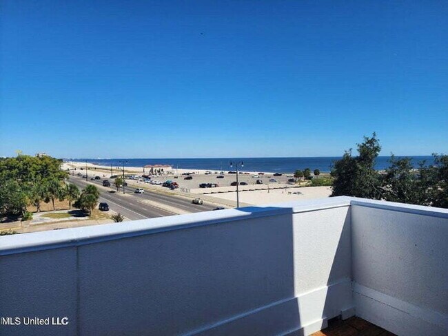 80 E Beach Blvd in Gulfport, MS - Building Photo - Building Photo