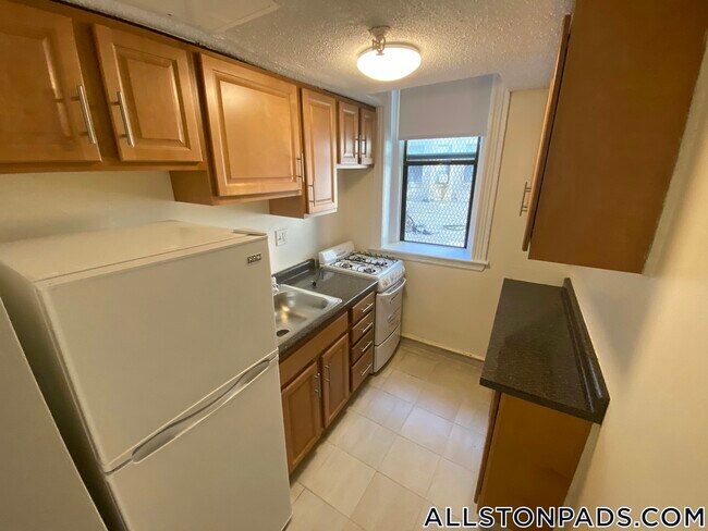 1156 Commonwealth Ave, Unit 0C in Boston, MA - Building Photo - Building Photo
