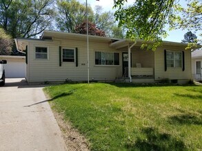 909 S 68th St in Omaha, NE - Building Photo - Building Photo