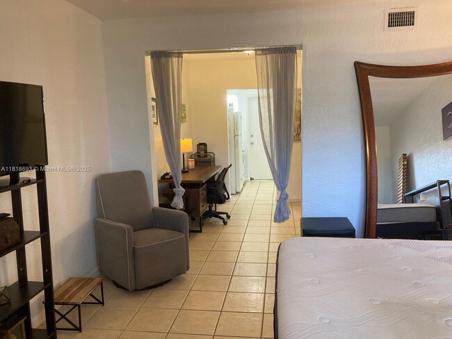 653 Michigan Ave in Miami Beach, FL - Building Photo - Building Photo