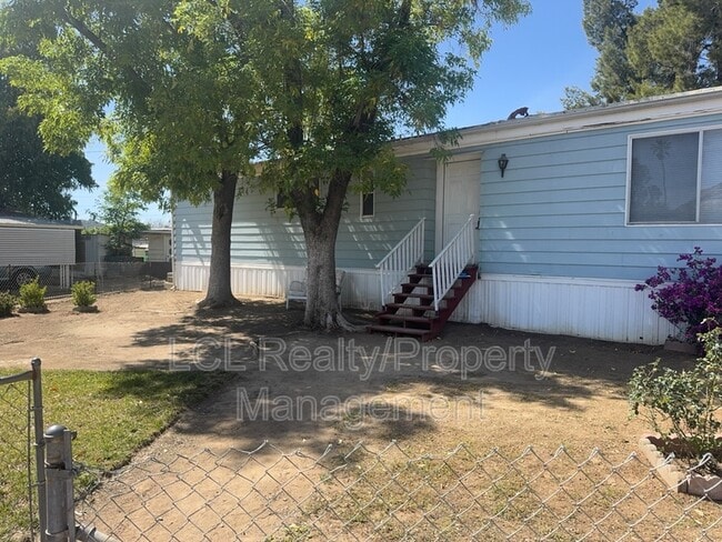 25961 Leila Dr, Unit 303 in Homeland, CA - Foto de edificio - Building Photo