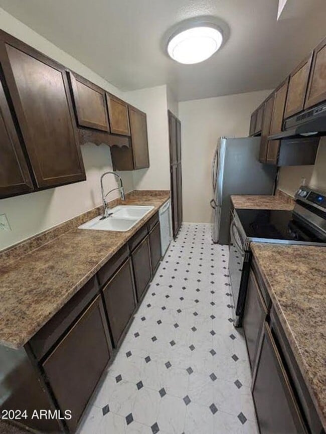 5902 W Golden Ln in Glendale, AZ - Building Photo - Building Photo