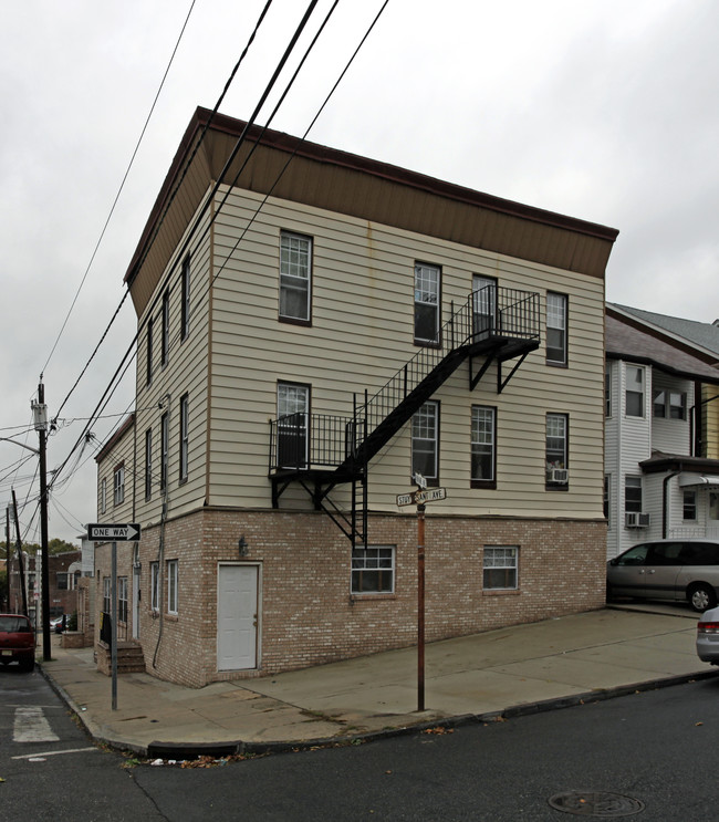 54 Stuyvesant Ave in Lyndhurst, NJ - Building Photo - Building Photo