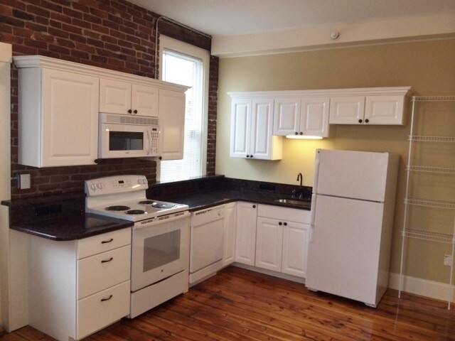 25 N Pleasant St in Amherst, MA - Building Photo