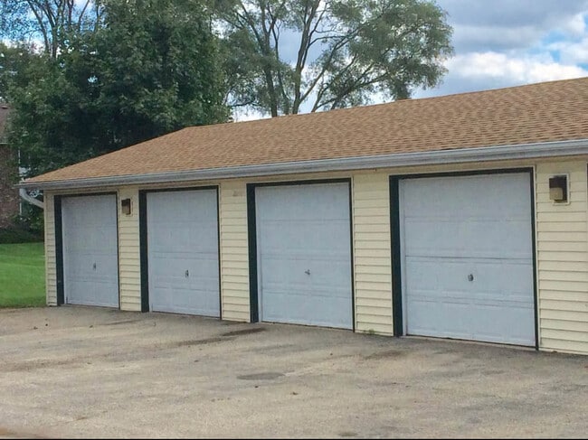 3249 Graydon Ave in East Troy, WI - Building Photo - Building Photo