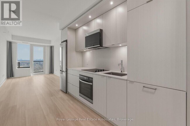 60 Central Park Roadway in Toronto, ON - Building Photo - Building Photo