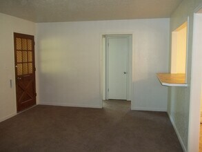 1612 W Griffith Way in Fresno, CA - Building Photo - Building Photo