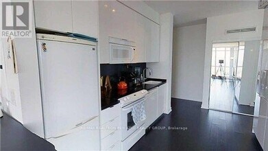 15 Iceboat Terr in Toronto, ON - Building Photo - Building Photo