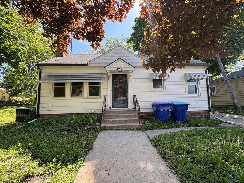 425 3rd Ave SE in Oelwein, IA - Building Photo
